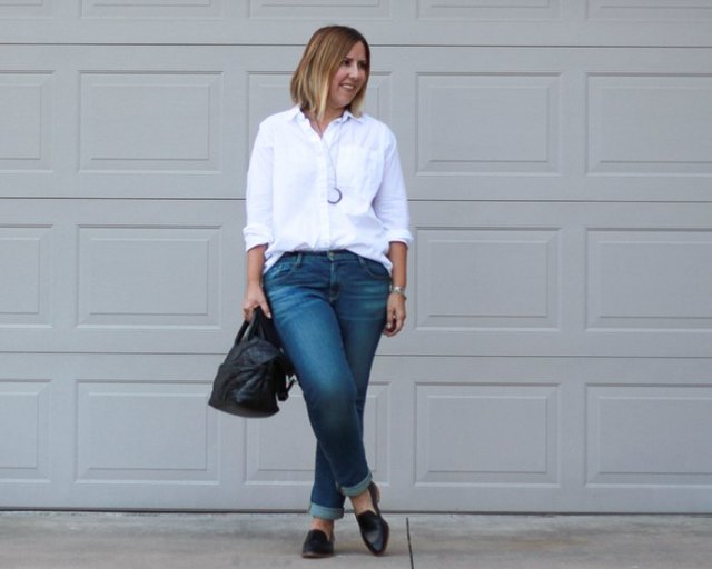 white shirt with buttons, slim fit jeans with cuffs and black slippers