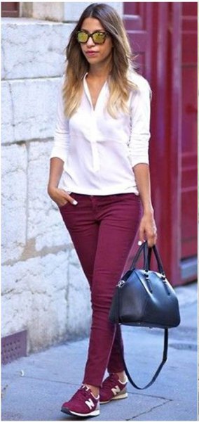 white, narrow-cut blouse with buttons, burgundy-colored skinny jeans and matching shoes