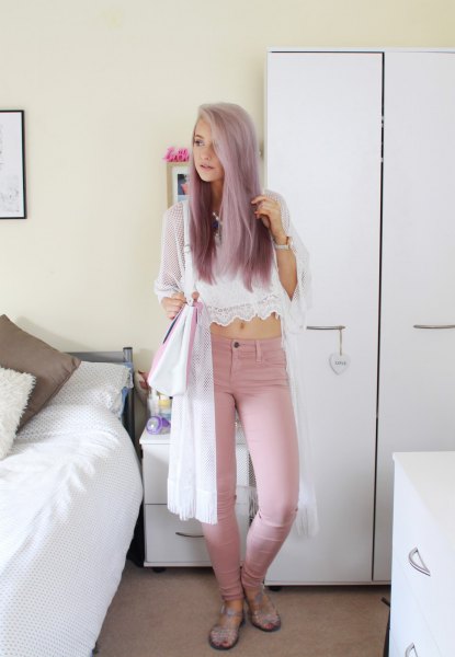 Short top made of white chiffon and lace with pink skinny jeans