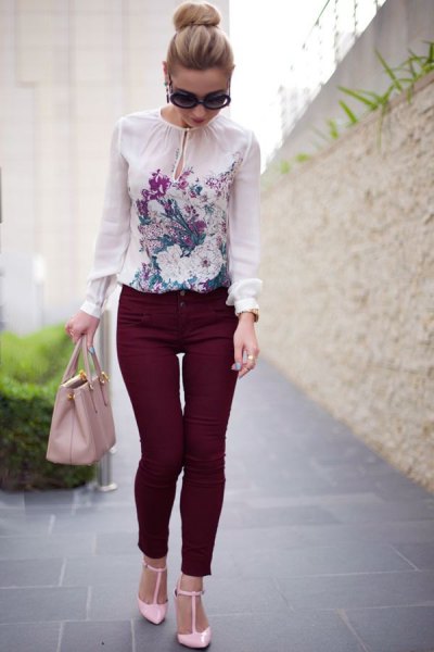white blouse with chiffon print and black skinny jeans