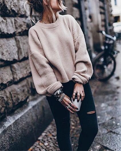 white, chunky, ribbed autumn sweater with black, ripped skinny jeans
