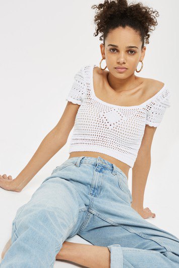 short top made of white crochet lace with light blue boyfriend jeans