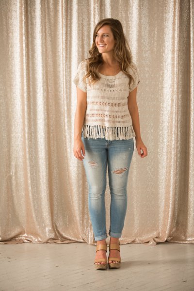 white crocheted short-sleeved top of light blue skinny jeans
