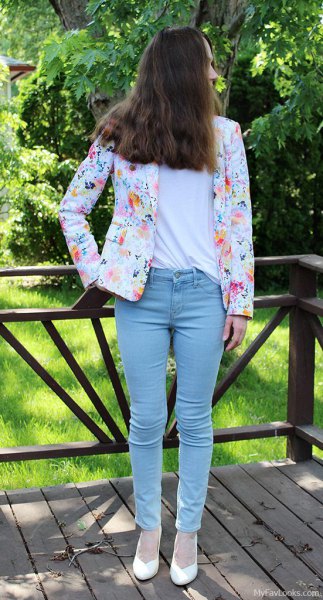 white blazer with a floral pattern and light, narrow-cut jeans