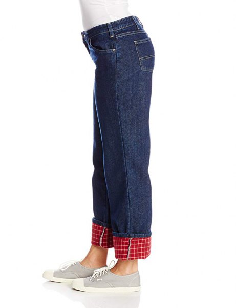 white, figure-hugging long-sleeved t-shirt with blue straight-leg jeans and flannel lining