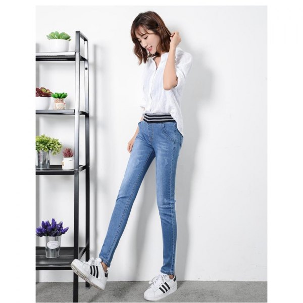white blouse with half sleeves and blue jeans with high waist