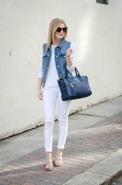Skinny jeans outfit made of white knitted sweater