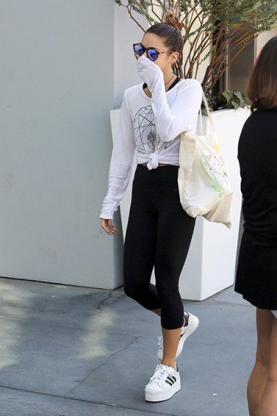 white knotted t-shirt with long sleeves and cropped, narrow-cut high-rise jeans