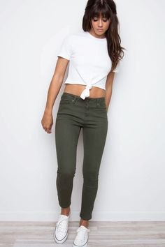 white knotted T-shirt with olive-green, shortened skinny jeans