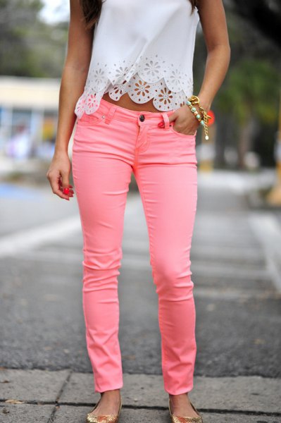 short halter top made of white lace with pink jeans
