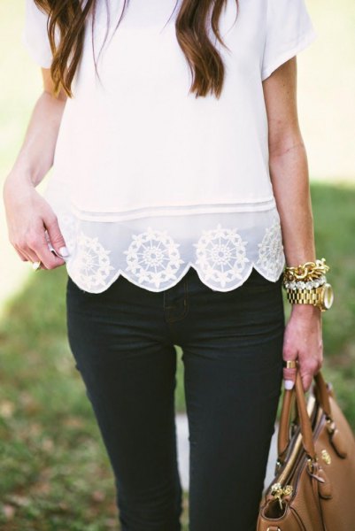 Short-sleeved shirt with white lace and scalloped hem and black skinny jeans