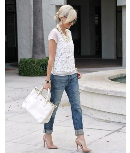 Short-sleeved blouse made of white lace with slim-fit jeans with gray-blue cuffs