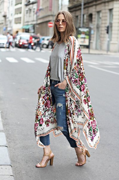 white maxi cardigan with floral print and blue, narrow-cut jeans