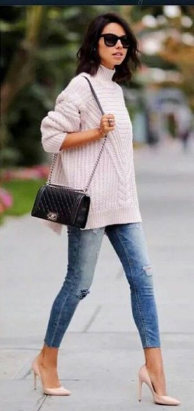white ribbed sweater with stand-up collar, blue jeans and pink heels