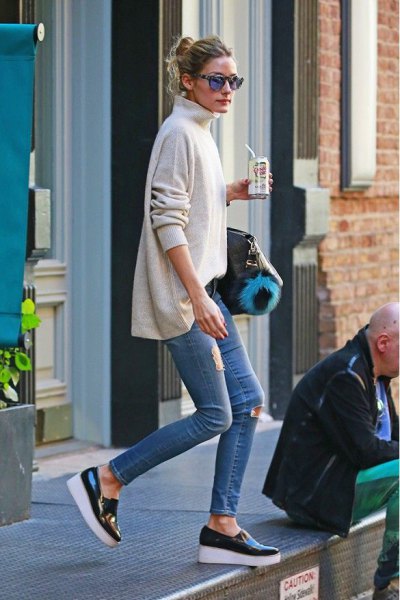 white mock-neck sweater with skinny jeans and black sneakers made of wedge leather