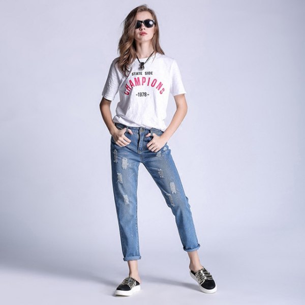 T-shirt with white print, blue jeans with cuffs and canvas shoes