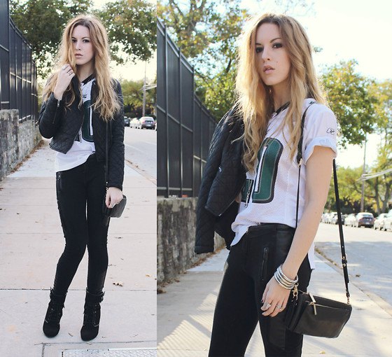 T-shirt with white print, black skinny jeans and leather shoulder bag