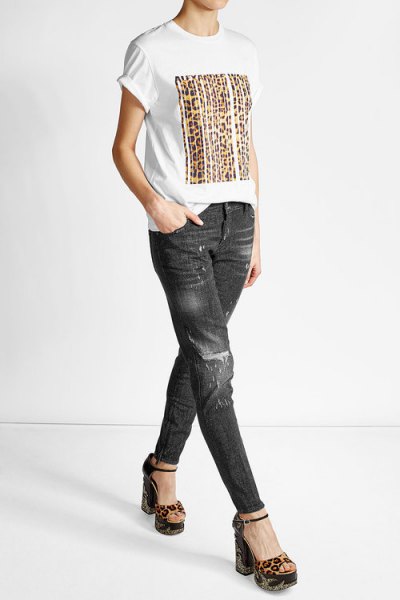 T-shirt with white print and black biker jeans with a slim fit