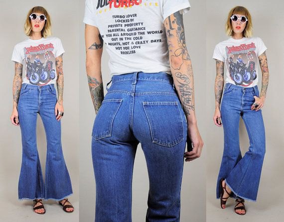 T-shirt with white print and blue jeans with high waist