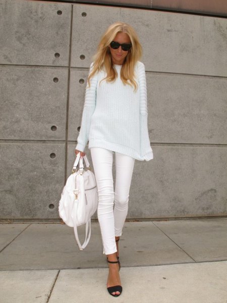 white, ribbed knitted sweater with a relaxed fit and matching skinny jeans