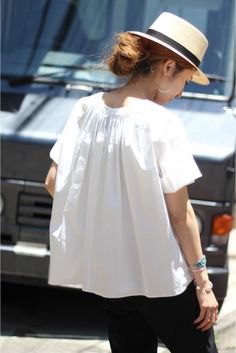 white short-sleeved blouse with straw hat and black jeans