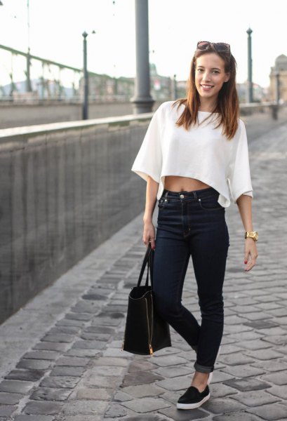 white short-sleeved short top with jeans with cuffs and slippers made of canvas