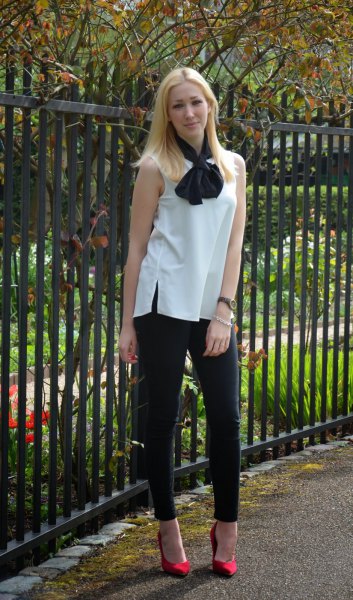 white sleeveless bow blouse black skinny jeans
