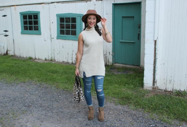 white sleeveless ribbed tunic sweater with mock neck and brown hat
