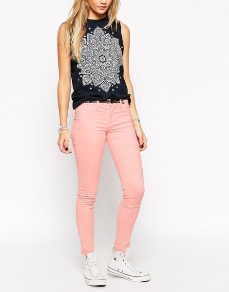 white sleeveless printed sleeve top with pink skinny jeans
