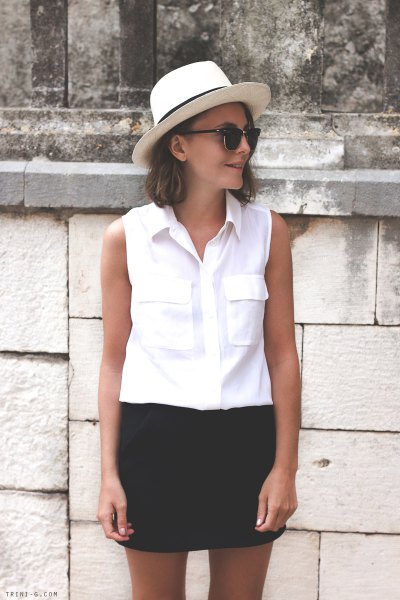 Details of the white sleeveless shirt pocket on the front