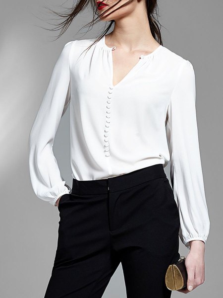 white blouse with V-neck and black skinny jeans