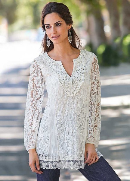 white tunic blouse with V-neckline and skinny jeans