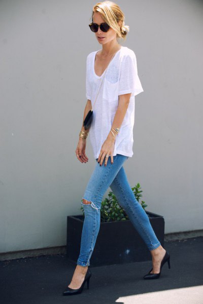 white oversized V-neck t-shirt and light blue skinny jeans