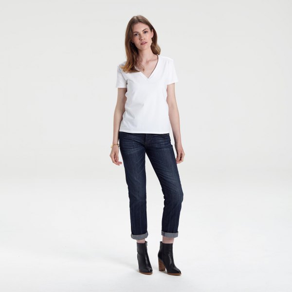 white V-neck T-shirt and dark blue skinny jeans with cuffs