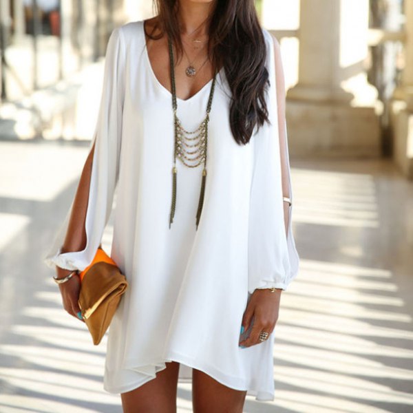 white tunic dress with V-neckline and long necklace in boho style
