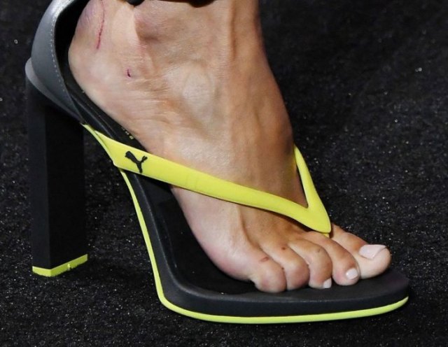 High heels flip flops from the yellow and black sports brand with jogger pants