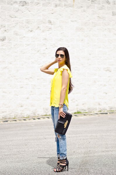 Sleeveless blouse with yellow ruffle shoulders and boyfriend jeans with cuffs