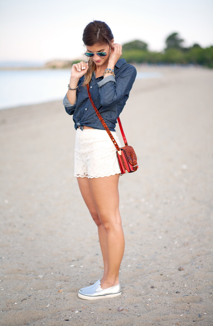 How To Wear White Lace Shorts